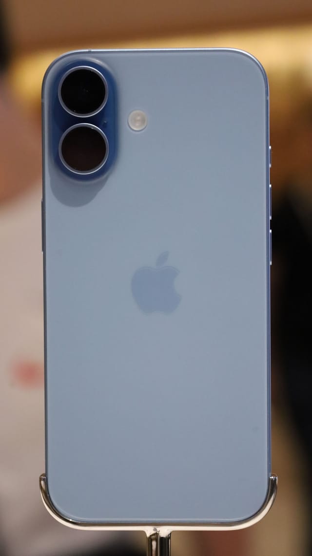 Parte trasera de un iPhone 17 en azul neblina, con la doble cámara en vertical