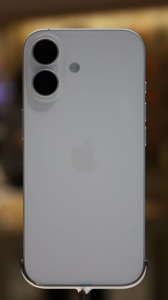 Parte trasera de un iPhone 17 en blanco, con la doble cámara en vertical