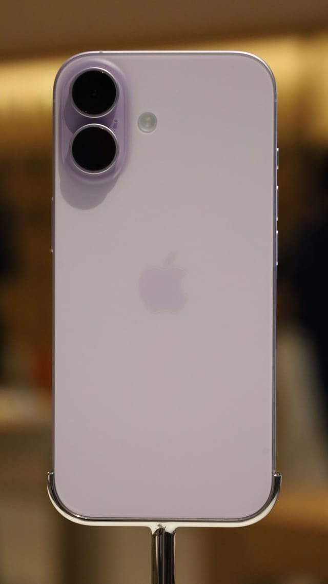 Parte trasera de un iPhone 17 en lavanda, con la doble cámara en vertical