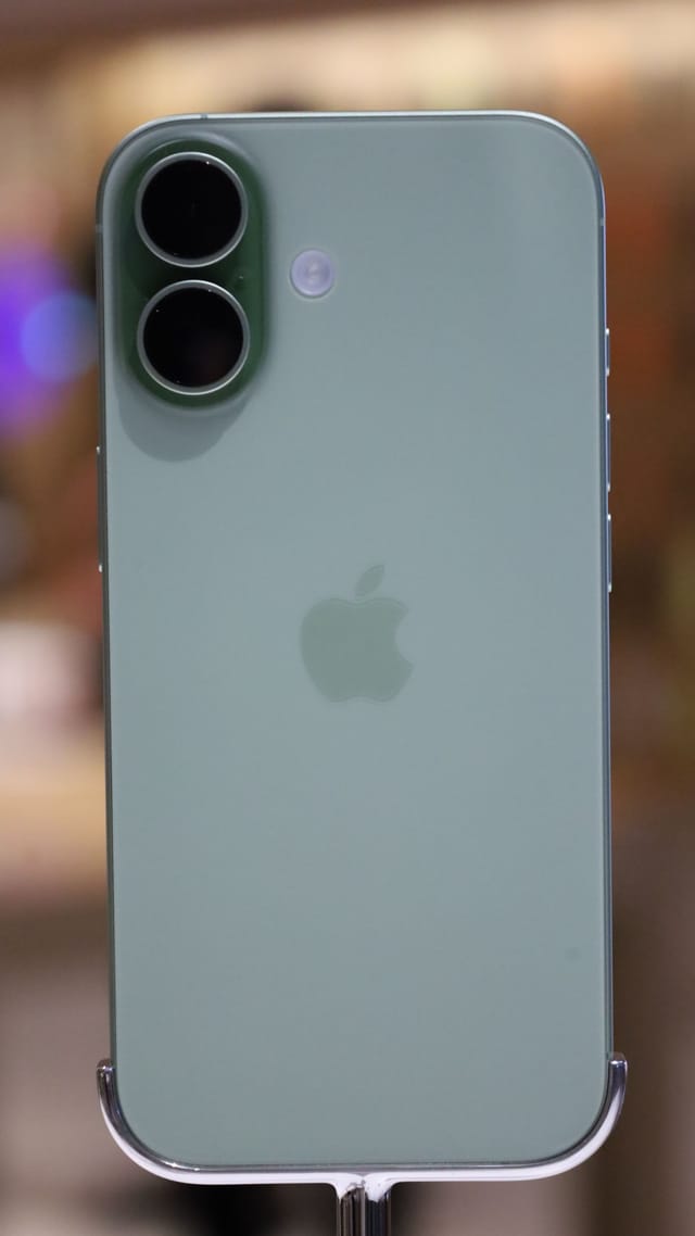 Parte trasera de un iPhone 17 en salvia, con la doble cámara en vertical