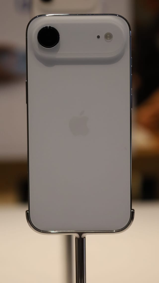 Parte trasera de un iPhone Air en azul cielo, con su cámara única en la franja superior